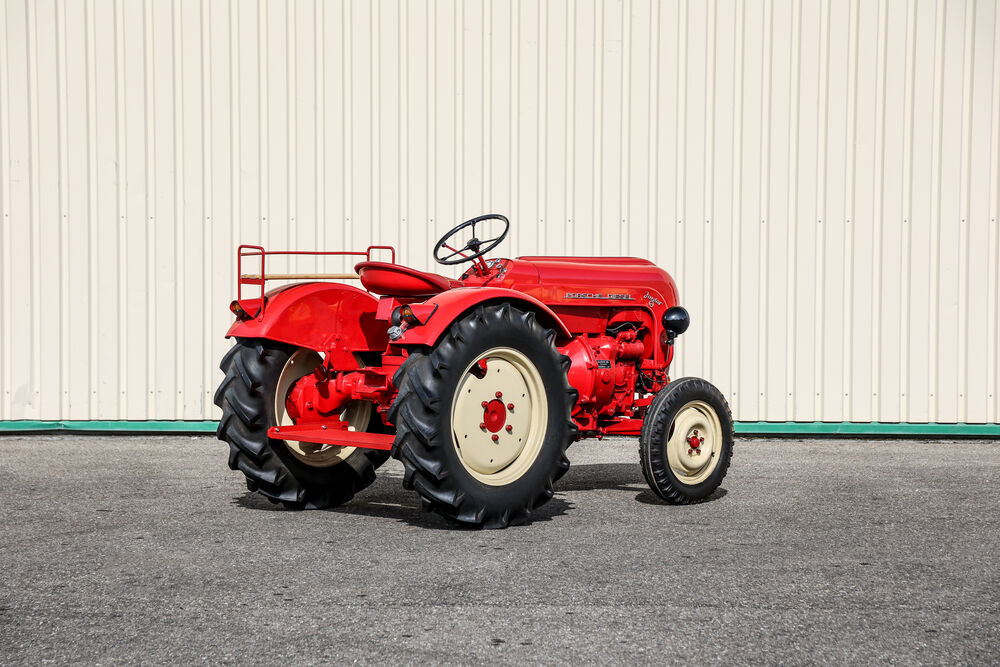La peinture rouge vif est typique des tracteurs Porsche-Diesel.